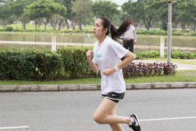 Tăng Thanh Hà diện đồ thể thao khỏe khoắn tập chạy việt dã
